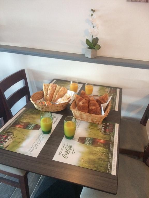 La Hourquie Cafe Hotel Morlaas Buitenkant foto