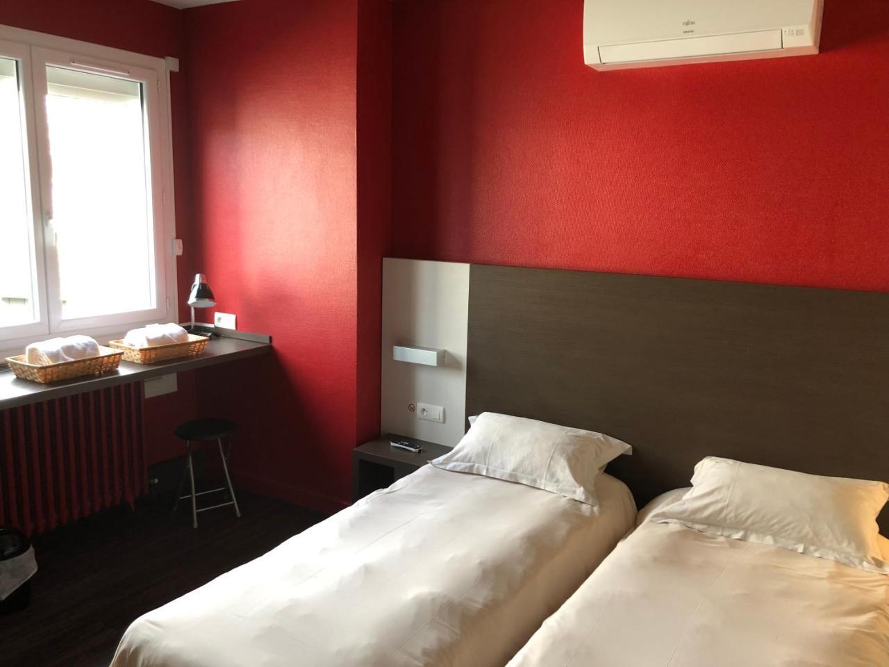 La Hourquie Cafe Hotel Morlaas Buitenkant foto